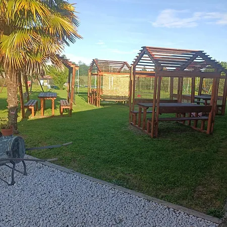 בית חווה Cascina Aguzza *